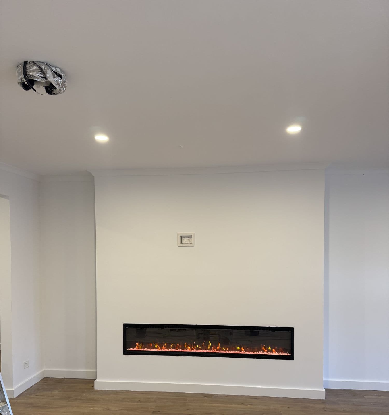 White fireplace feature wall and ceiling in a living area